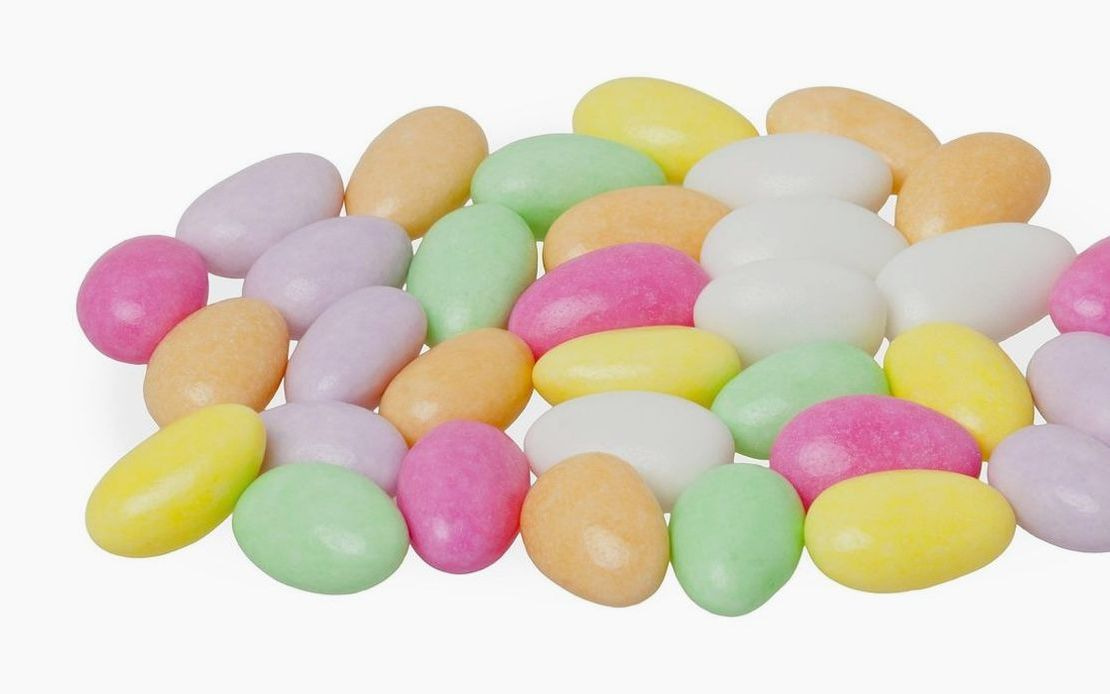 Un frasco de gomitas premium con decoración natural